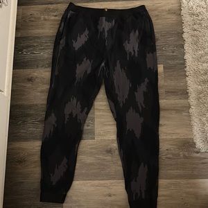 MENS LULULEMON X ROBERT GELLER TAKE THE MOMENT PANT